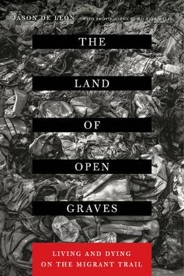 Jason de Leon - The Land of Open Graves: Living and Dying on the Migrant Trail - 9780520282759 - V9780520282759