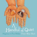 Thich Nhat Hanh - A Handful of Quiet: Happiness in Four Pebbles - 9781937006211 - V9781937006211